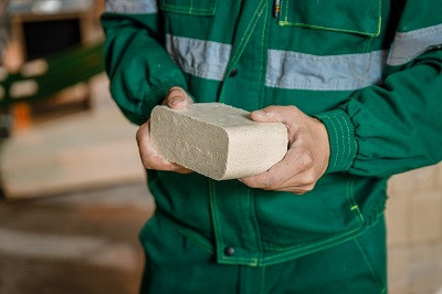 В январе-июле 2022 года комбинат &laquo;СВЕЗА Усть-Ижора&raquo; выпустил 2,3 тонны древесно-топливных брикетов