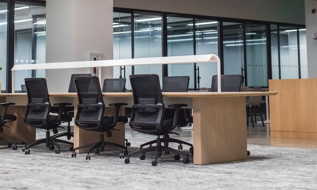 В январе 2023 году госзакупки мебели в России увеличились вдвое