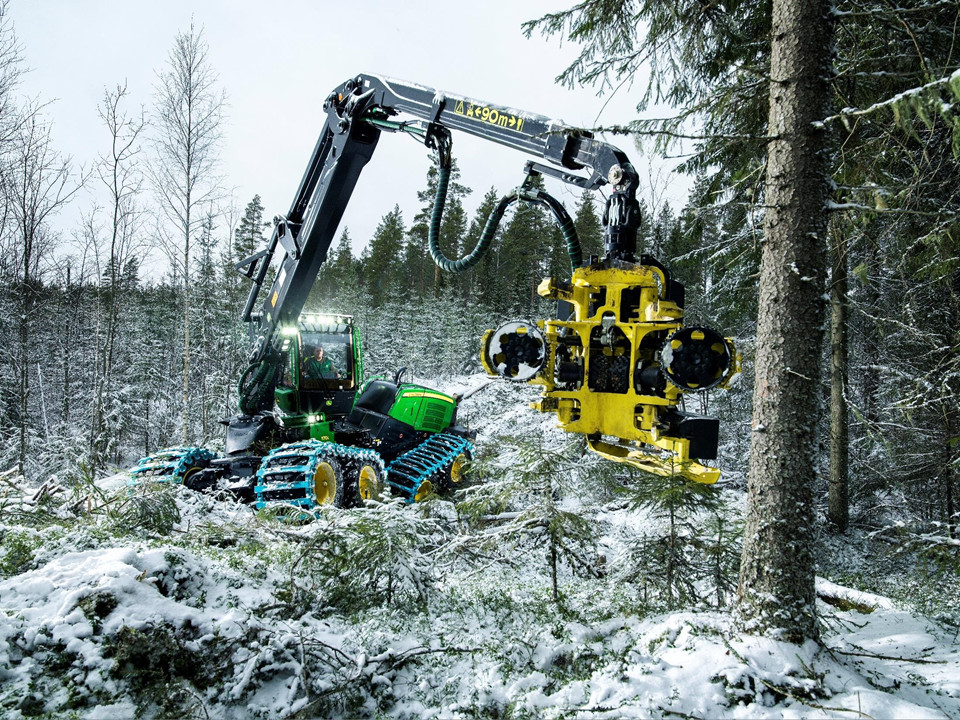 Компания John Deere обновила линейку харвестерных головок