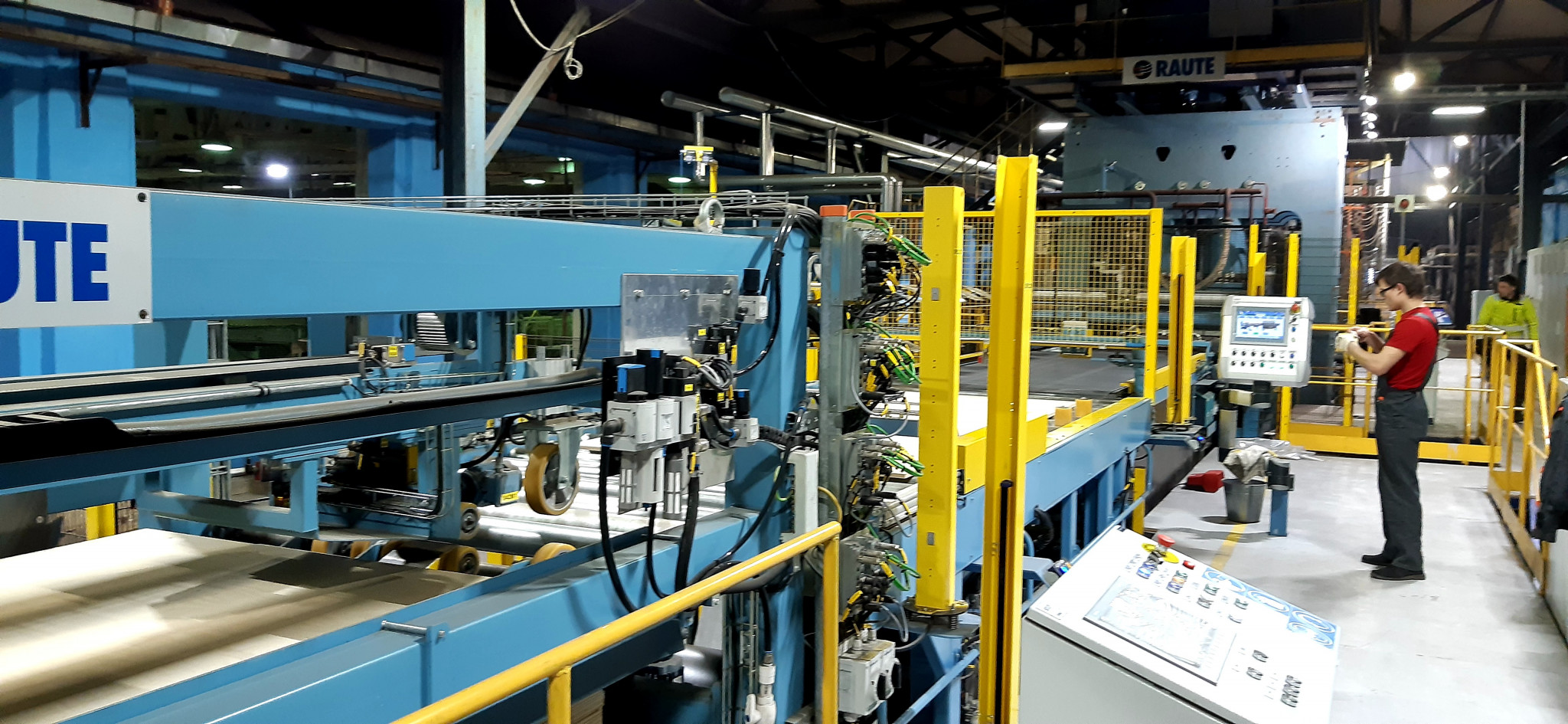 Производство ламинированной фанеры запустили на одном из предприятий Новгородской области